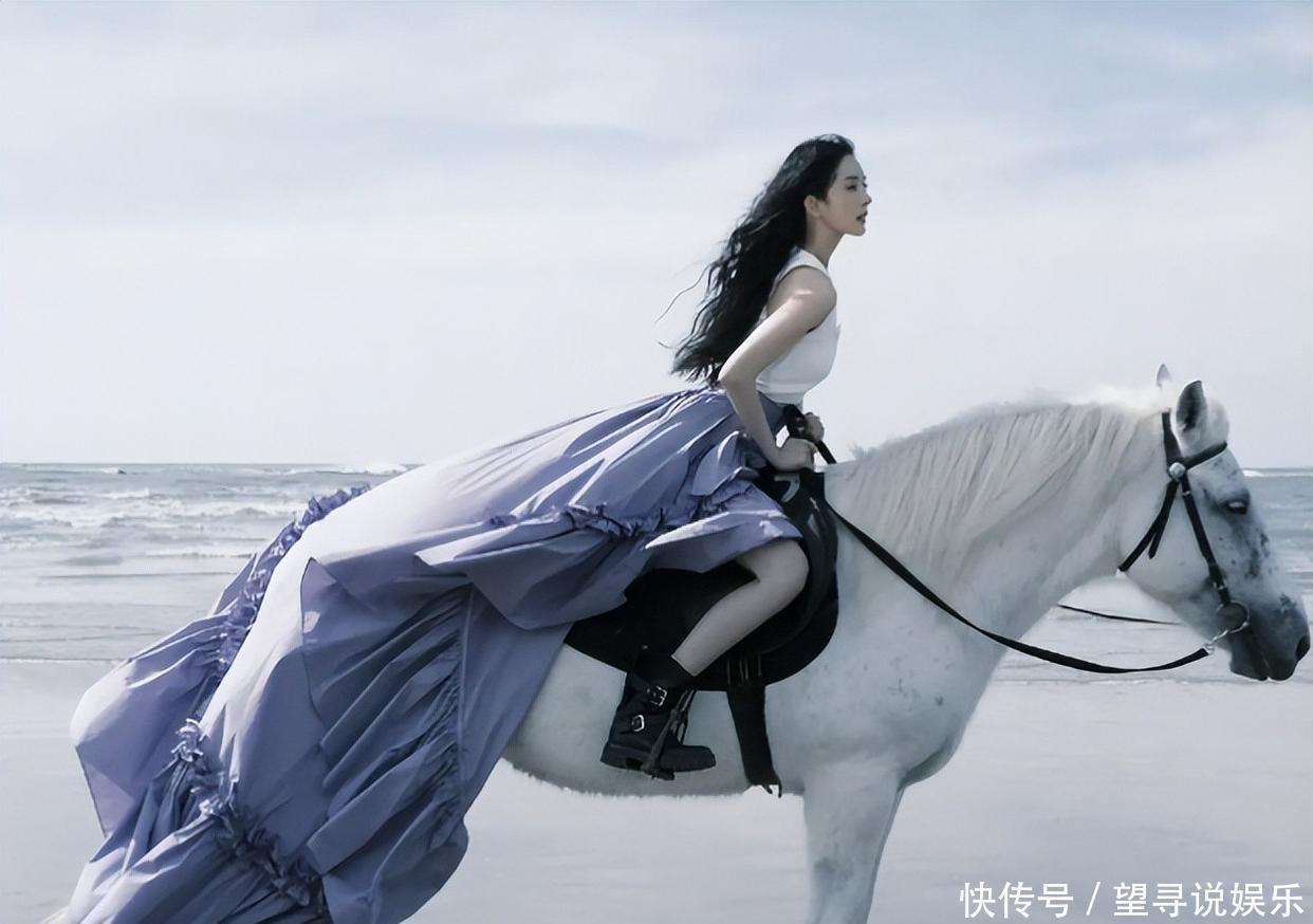 跟白马温婉合影身材无比！AG真人登录杨幂海边写真(图2)