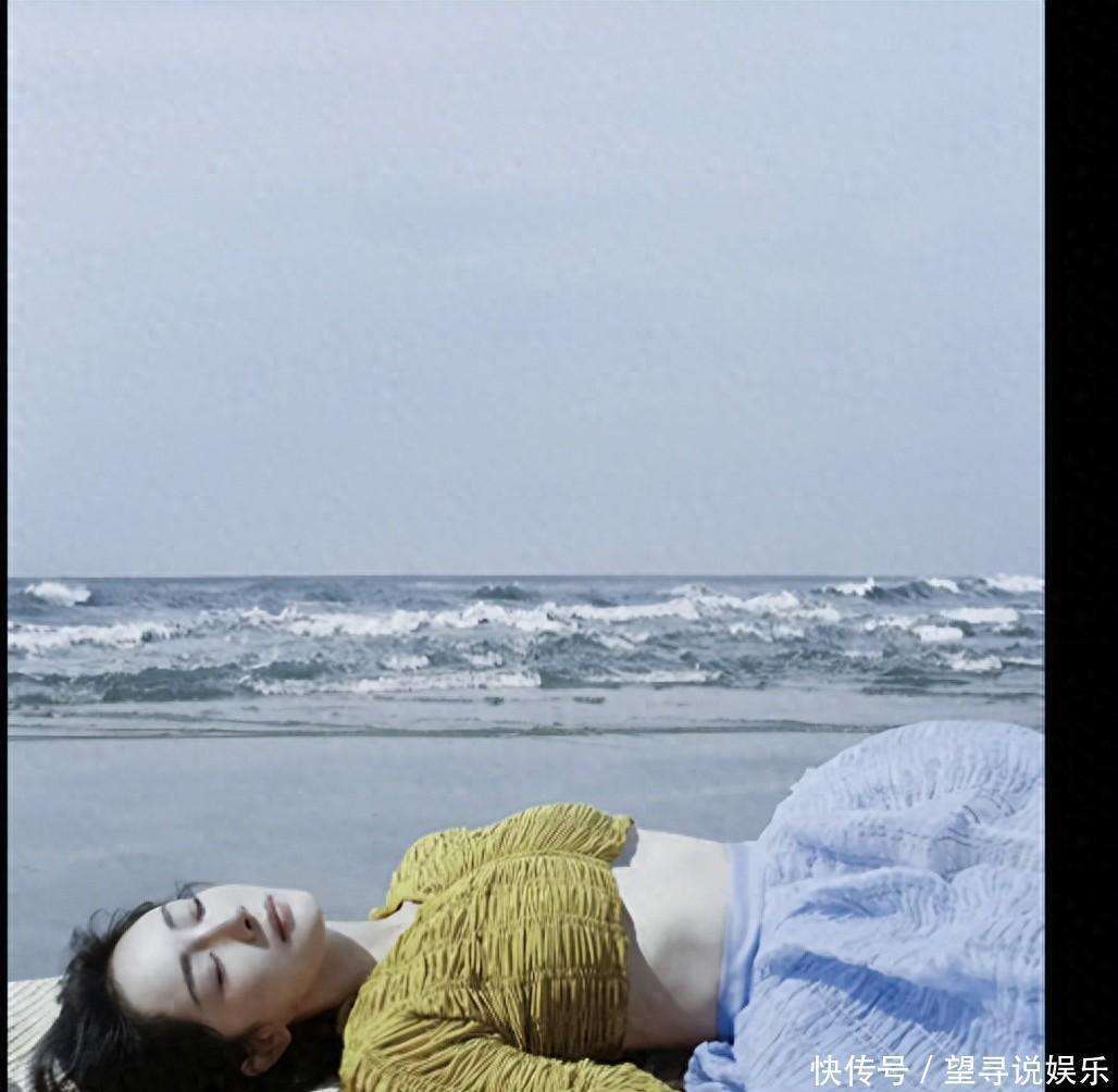 跟白马温婉合影身材无比！AG真人登录杨幂海边写真(图3)